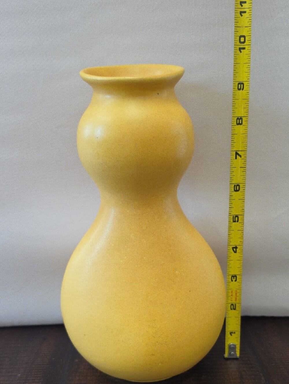 Vintage mustard yellow matte speckled ceramic vase, mid-century modern style - Picture 8 of 8